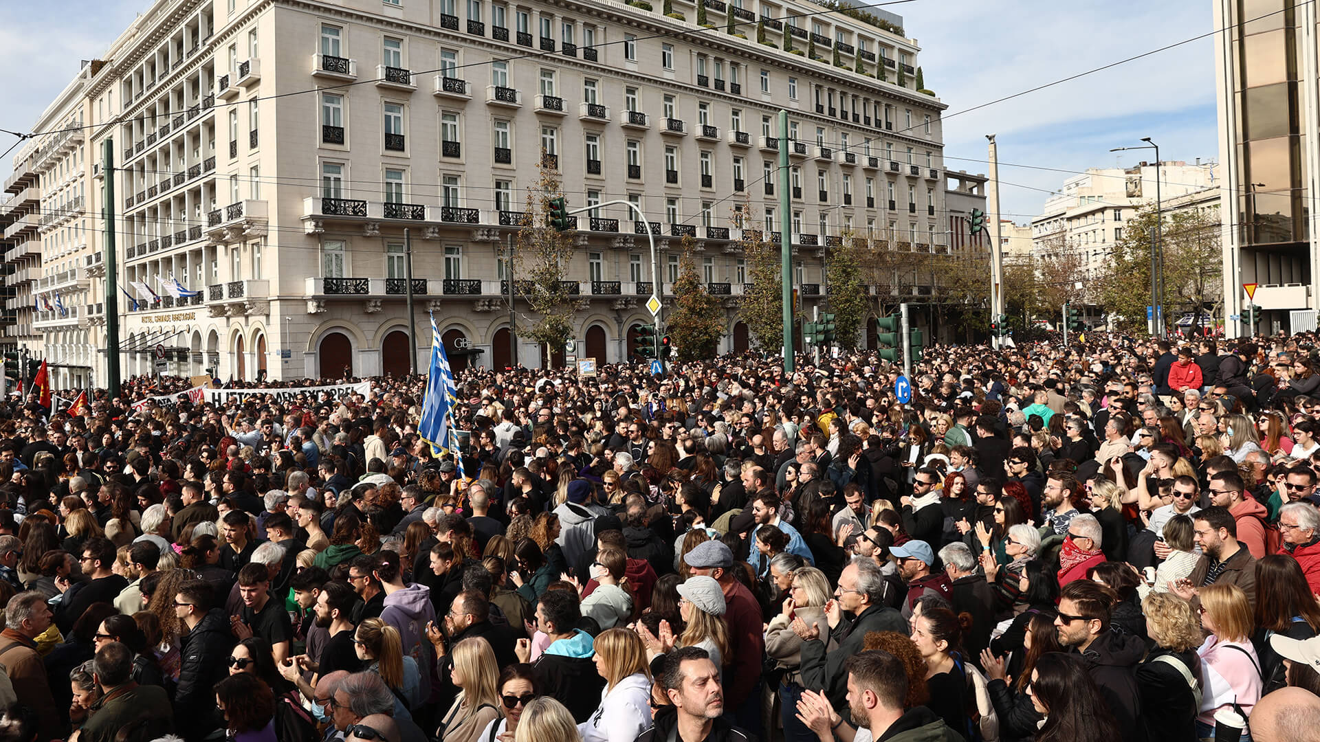Τέμπη: Εκατοντάδες Χιλιάδες Πολίτες Στους Δρόμους Ζητούν Δικαιοσύνη – Live Εικόνα